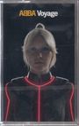 "ABBA Voyage" in gelb und weiß. Eine Frau mit blonden Haaren in einem futuristischen Anzug mit roten Lichtlinien.