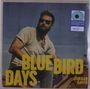 Text: „BLUE BIRD DAYS“ und „JORDAN DAVIS“. Ein Mann mit Sonnenbrille fährt Motorrad. Ein Aufkleber weist auf eine exklusive Ausgabe hin.
