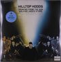 "10 Year Anniversary", "Hilltop Hoods", "Drinking from the Sun", "Walking Under Stars", Musiker mit Instrumenten, dunkler Hintergrund.