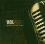 "VOLBEAT" und "The Strength / The Sound / The Songs." Ein Vintage-Mikrofon in gelblich-grüner Tönung.