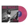 "BIG MONEY", "JON BATISTE". Schwarz-weiße Aufnahme eines Mannes in Anzug mit Gitarre, daneben pinke Vinyl-Schallplatte.