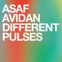 Text: "ASAF AVIDAN DIFFERENT PULSES". Hintergrund: Farbverlauf in Rot, Grün und Blau mit leichtem Körnungseffekt.