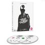 „The Bloody Beetroots Live“ steht in weiß auf einem schwarz gekleideten Mann. Zwei Discs mit ähnlichem Design liegen darunter.