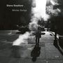 "Steve Swallow. Winter Songs. ECM." Eine Person mit Mantel steht in dunstiger Straßenecke, Schatten und Autos im Hintergrund.