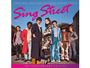 "Sing Street" in pinken Buchstaben; sieben Jugendliche in bunter, extravaganter Kleidung posierend.