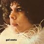 Text: "gal costa". Ein Portrait einer Person mit lockigem Haar und einem Federkragen.