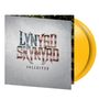 Text: "LYNYRD SKYNYRD COLLECTED". Ein Albumcover mit amerikanischer Flagge in den Buchstaben und zwei gelben Schallplatten.