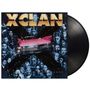 „XCLAN“ in großen goldenen Buchstaben über einem pinken Auto und vielen Porträtbildern.