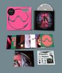 LIMITED EDITION BOXSET. Titel und Illustrationen in futuristischem Stil mit pinkem und schwarzem Design auf CD-Hülle.
