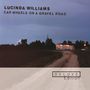 Oben steht "LUCINDA WILLIAMS - CAR WHEELS ON A GRAVEL ROAD". Unten bei Dämmerung: eine unbefestigte Straße zu einem beleuchteten Haus.