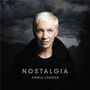 "NOSTALGIA" und "ANNIE LENNOX" vor dunklem, wolkigem Himmel, weißhaarige Person im schwarzen Mantel.