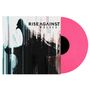 "RISE AGAINST WOLVES" steht vor dem Bild eines heulenden Wolfes. Eine pinkfarbene Vinyl-Schallplatte ist rechts sichtbar.
