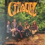 "The Citadel" und "Dawns on Mental Highways" stehen in großer, auffälliger Schrift. Fünf Personen sitzen im Wald.