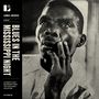 Texte: "Blues in the Mississippi Night", "Lomax Archive", "LMX101". Ein nachdenklicher Mann berührt sein Gesicht. 
