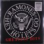 "RAMONES HEY HO LET'S GO GREATEST HITS". Ein kreisförmiges Logo mit Adler und Sternen, darunter roter Text.