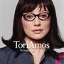 Text: "Tori Amos Strange Little Girls". Frau mit schwarzen Haaren und Brille, trägt ein dunkles Hemd.
