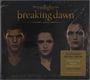 Der Text oben lautet: "the twilight saga: breaking dawn part 2". Unten steht "Featuring music from: Green Day, Feist, Passion Pit and more". Drei ernste Gesichter sind zu sehen.