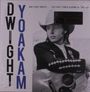 Texte: "DWIGHT YOAKAM", "AND THEN I WROTE... THE FIRST THREE ALBUMS OF THE '90s". Schwarz-weißes Foto eines Mannes mit Gitarre und Cowboyhut.
