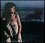 "Linda Ronstadt, Hasten Down the Wind". Eine Frau schaut nach links, ein Reiter im Hintergrund am Strand.