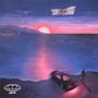 Ein Flugzeug zieht ein Banner mit dem Wort "Rita". Sonnenuntergang über dem Meer, ein Auto und eine Person am Ufer.