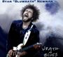 Oben: "Ryan 'Bluwrath' Newman", unten: "Wrath of Blues". Ein Mann spielt Gitarre leidenschaftlich, der Hintergrund ist neblig.