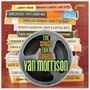 "The Songs That Shaped Van Morrison". Ein Stapel Schallplattenhüllen, darunter Namen von Künstlern und Titeln, neben einer Rolle.
