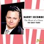 „HARRY SECOMBE - The Heart of a Clown - THE EARLY YEARS“. Porträt eines Mannes in Anzug vor rotem Streifenmuster.