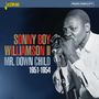 "SONNY BOY WILLIAMSON II MR. DOWN CHILD 1951-1954". Schwarz-Weiß-Foto eines Mannes mit einer Mundharmonika.