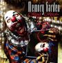 Texte: "Memory Garden", "Carnage Carnival". Ein gruseliger Clown mit roter Nase schaut aus einer Box und hält seinen Kopf.