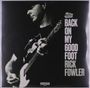 "BACK ON MY GOOD FOOT RICK FOWLER" steht rechts. Ein Mann spielt Gitarre in Schwarz-Weiß, trägt Hut und T-Shirt.