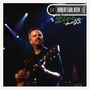 "Robert Earl Keen, Live from Austin TX." Ein Mann spielt Gitarre auf der Bühne, im Hintergrund bunte Scheinwerfer.