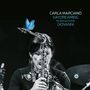 Text: "CARLA MARCIANO DAYDREAMING My Beloved Father GIOVANNI". Eine Frau spielt Saxophon mit einem blauen Schmetterling.