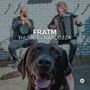"FRATM THURIOT - NARDOZZA". Ein fröhlicher Hund im Vordergrund, Trompete und Akkordeon spielende Personen im Hintergrund.