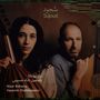 „Sujoud“ und die Namen „Nizar Rohana“ und „Yasamin Shahhosseini“ stehen über einem Foto von zwei Personen mit Musikinstrumenten.
