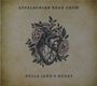 "APPALACHIAN ROAD SHOW" und "DELLA JANE'S HEART". Illustration: anatomisches Herz mit Blumen auf Vintage-Hintergrund.