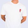 Ein weißes T-Shirt mit einem roten Logo: eine stilisierte Figur, die Posaune spielt, auf der Brust links.