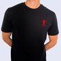 Schwarzes T-Shirt mit kleinem rotem Logo links auf der Brust, das eine Figur in Schussposition zeigt.