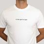 Weißes T-Shirt mit der Aufschrift "in the spirit of jazz" in schlichter Schrift. Person trägt das Shirt.