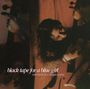 "black tape for a blue girl" oben, "remnants of a deeper purity" darunter. Ein Mensch spielt ein Saiteninstrument.