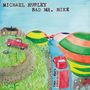 Die Worte "MICHAEL HURLEY BAD MR. MIKE" oben; Illustration mit Landschaft, einem roten Auto und bunten Hügeln.
