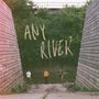 „ANY RIVER“ steht in der Mitte. Drei Personen stehen zwischen hohen Steinmauern vor einem Fluss und Bäumen.