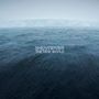 „SHEARWATER THE NEW WORLD“. Weite, dunkle Meeresfläche mit blassem Horizont und entfernten Eisklippen.