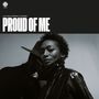 Text "ALA.NI & ADRIAN YOUNGE" und "PROUD OF ME", darunter eine Person in einem glänzenden Mantel vor einem Hutträger.