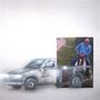Ein unscharfer Pickup fährt dynamisch. Daneben ein Farbfoto eines Mannes auf einem Pferd, entspannte ländliche Szene.