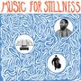 „MUSIC FOR STILLNESS“ in roten Buchstaben. Drei Kreise mit einem Mann, einem Cello-Spieler und Notenblättern, umgeben von blauen Mustern.