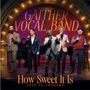 Die Texte im Bild sind "GAITHER VOCAL BAND" und "How Sweet It Is - Live In Concert". Fünf Männer singen auf einer Bühne.