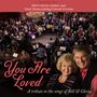 "Bill & Gloria Gaither and Their Homecoming Friends Present: You Are Loved. A tribute to the songs of Bill & Gloria." Eine Menschenmenge in einem Raum.
