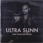 "ULTRA SUNN" und "KEEP YOUR EYES PEELED" in weißer Schrift. Ein Mann und eine Frau in Lederjacken sitzen nebeneinander.