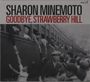 "SHARON MINEMOTO GOODBYE, STRAWBERRY HILL" in schwarzem und rotem Text. Schwarz-Weiß-Foto zeigt Abschiedsszene an einem Zug.