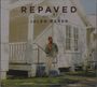 Texte: "REPAVED", "JALEN BAKER". Ein Mann lehnt lässig an der Veranda eines weißen Hauses, hält bunte Schlägel.